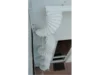 Weiße Wendeltreppe an Hauswand
