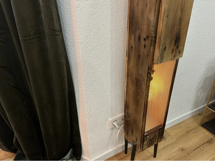 Stehlampe aus Holz mit Metallgitter