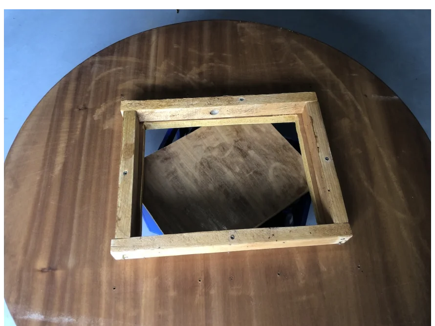 Unterseite einer runden Holzplatte