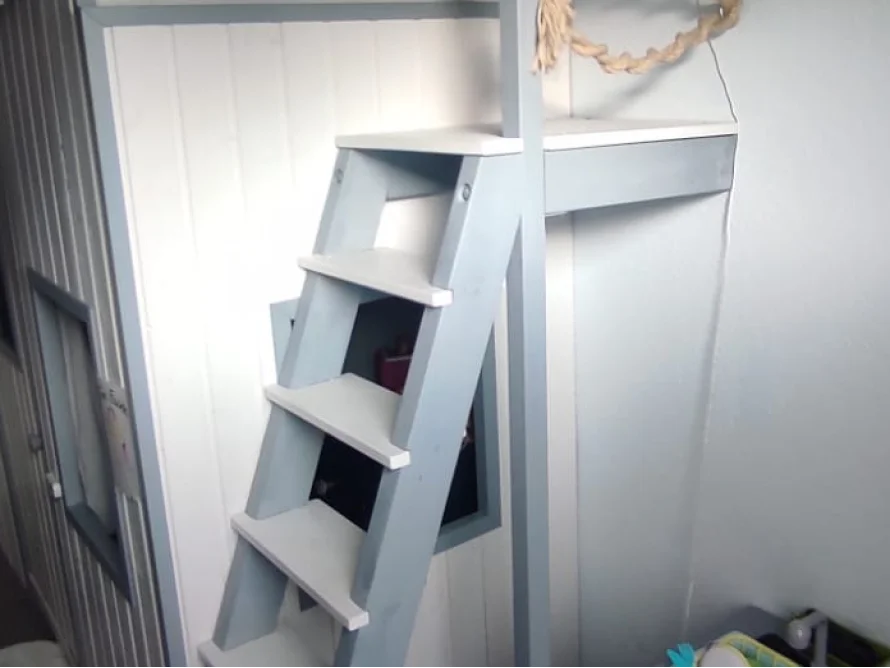 Holztreppe zu einem Hochbett