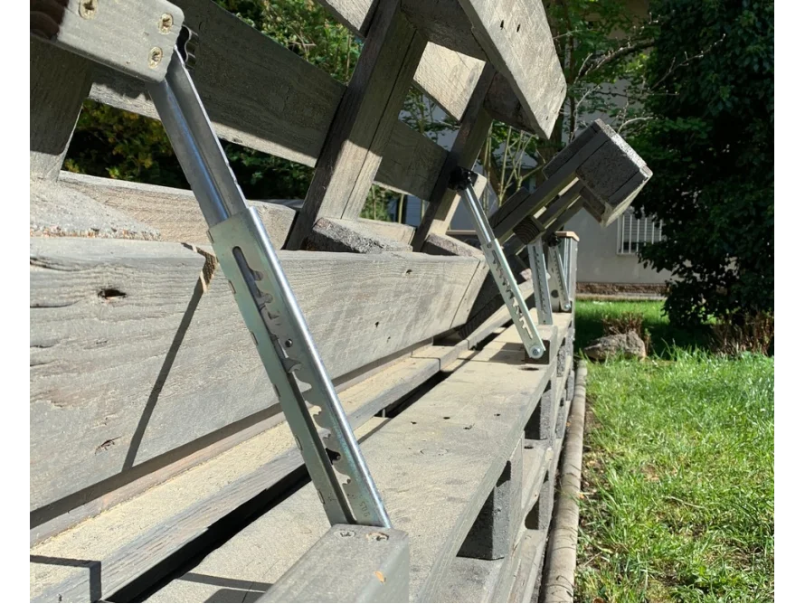 Holzkonstruktion mit Metallwinkeln