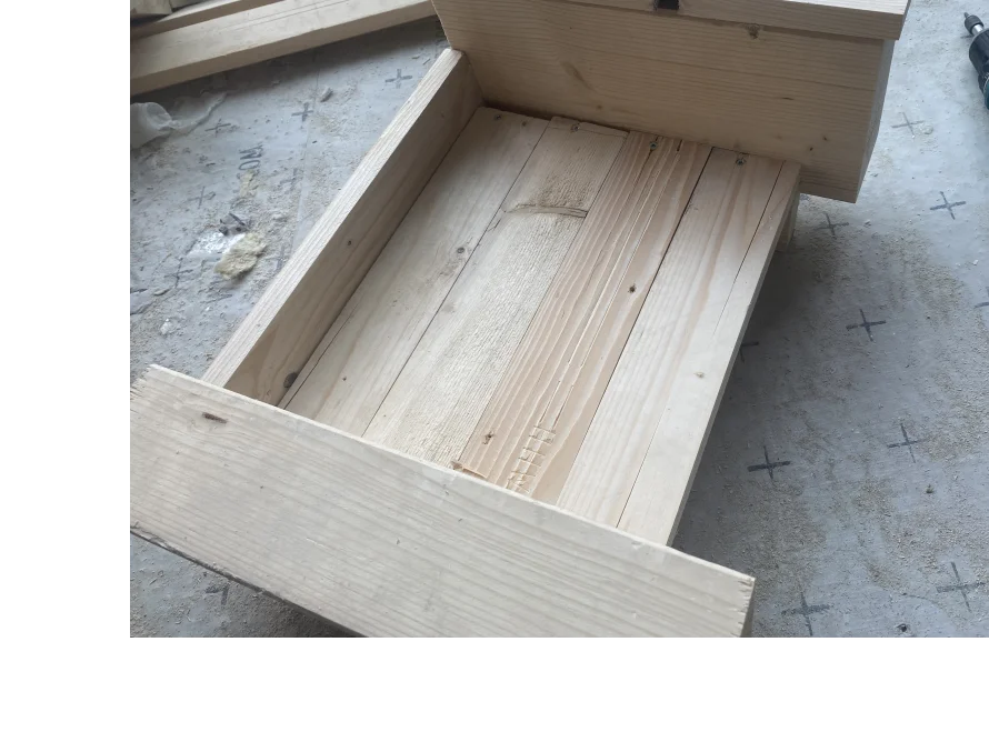 Holzrahmen auf Fliesenboden