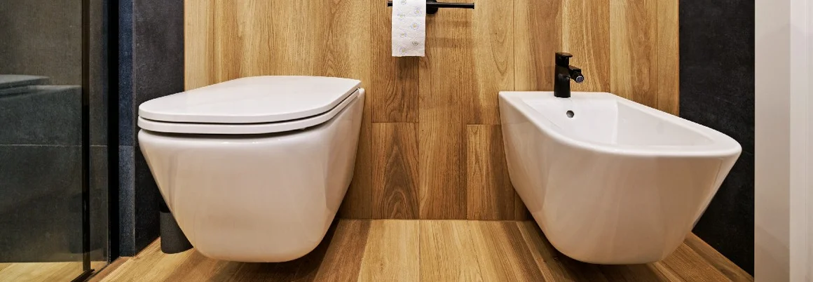 Toilette und Bidet in einem Badezimmer