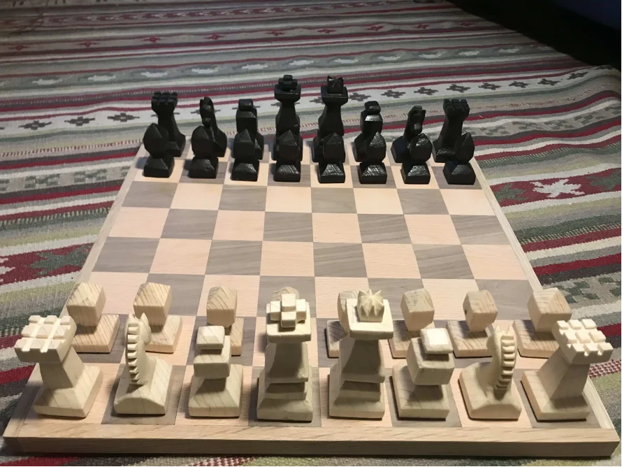 Ein Schachspiel mit abstrakten Figuren.