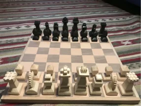 Ein Schachspiel mit abstrakten Figuren.