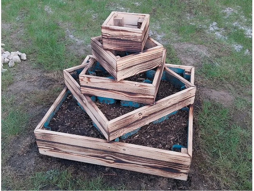 Stufenförmiges Hochbeet aus Holz