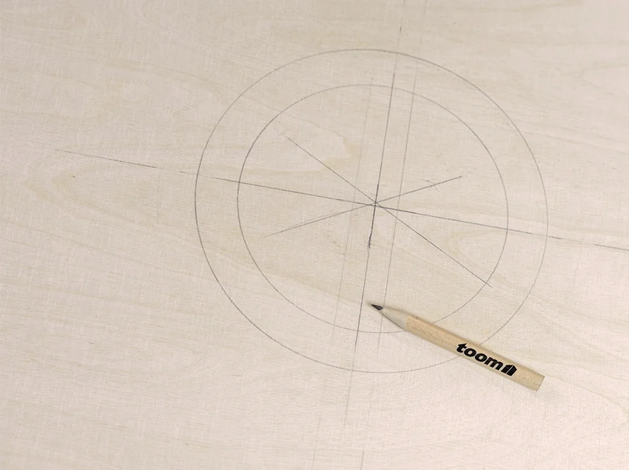 Kreis und Linien auf Holz mit Bleistift