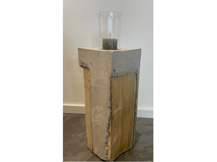Betonsockel mit Glaseinsatz für Kerze