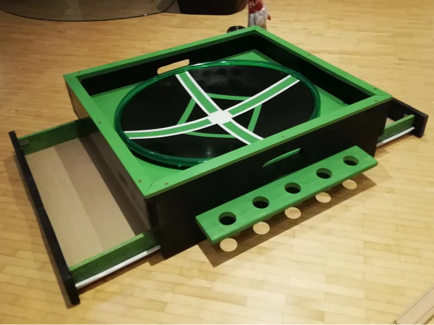 Ein selbstgebautes Geschicklichkeitsspiel aus Holz mit einer drehbaren Scheibe und einer Schublade.