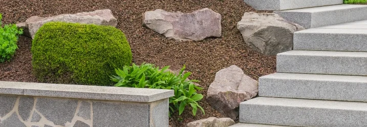 Garten mit Granittreppe und -mauer
