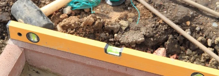 Wasserwaage auf einer Mauer