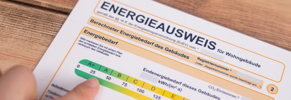 Eine Hand zeigt auf einen Energieausweis.