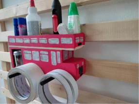 Roter Stiftehalter in Form eines Doppeldeckerbusses