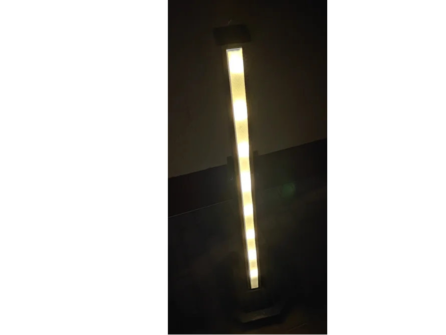 LED-Stehlampe mit schmalem Design