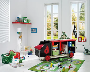 Kinderzimmer mit Spielzeugauto-Regal