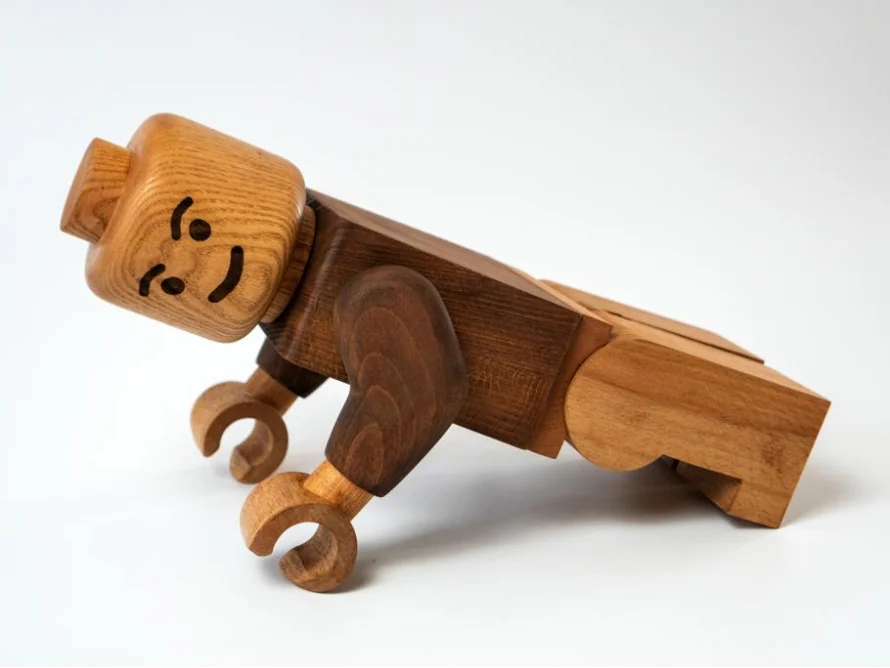 Eine Holzfigur macht Liegestütze