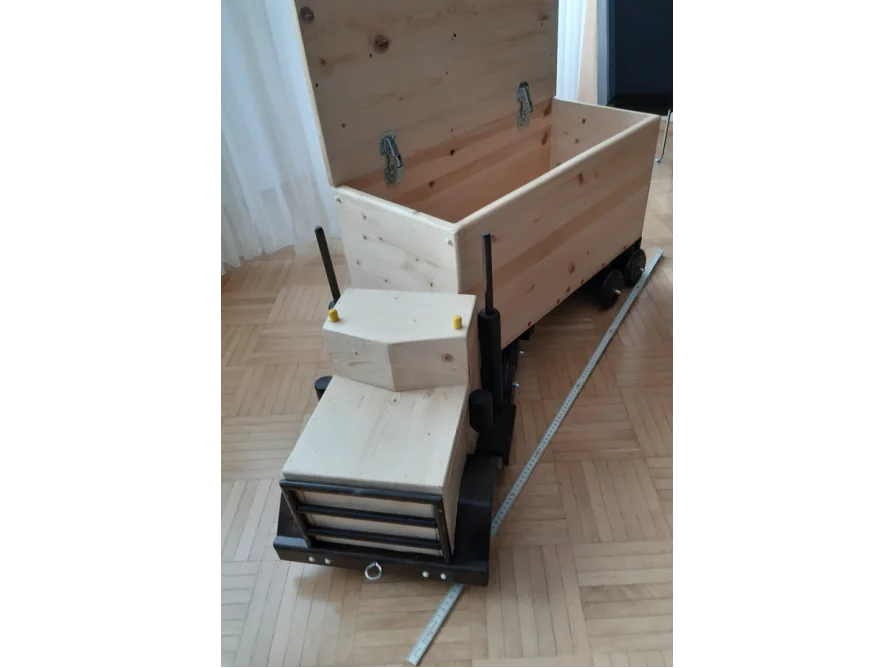 Spielzeug-LKW aus Holz mit Stauraum