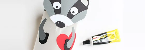 Basteln mit Papier: Dachs mit Kleber
