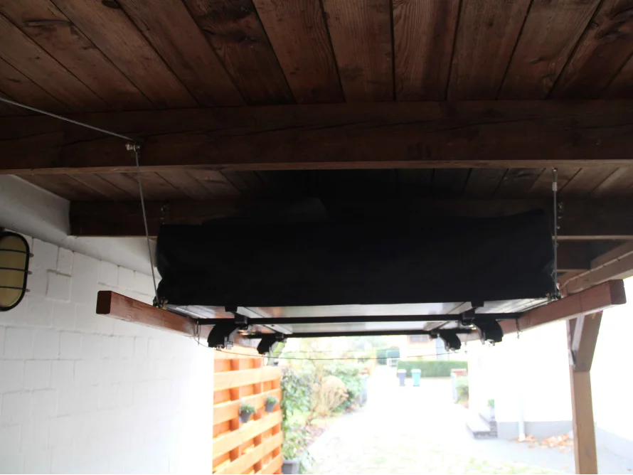 Stauraum unter Carport-Dach