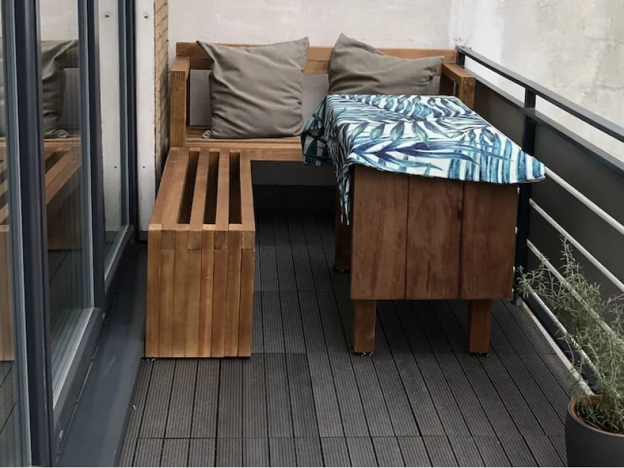 Holzsitzecke auf einem Balkon