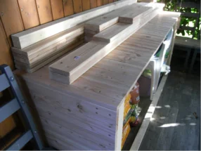 Holzbalken liegen auf einem Holzregal