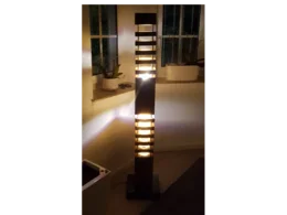 Schmale hohe Stehlampe aus Holz
