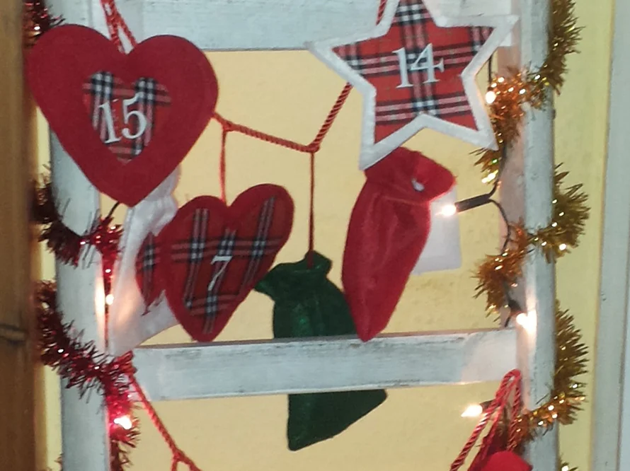 Adventskalender an Holzleiter