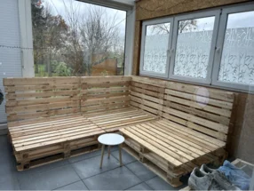 Sitzecke aus Paletten mit kleinem Tisch