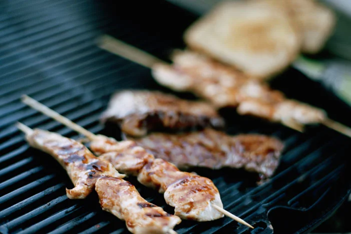 Fleischspieße auf einem Grill