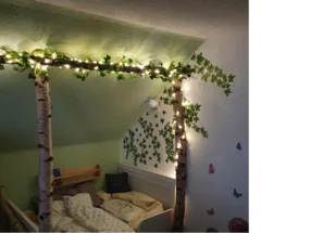 Kinderzimmer mit Birkenstamm-Deko