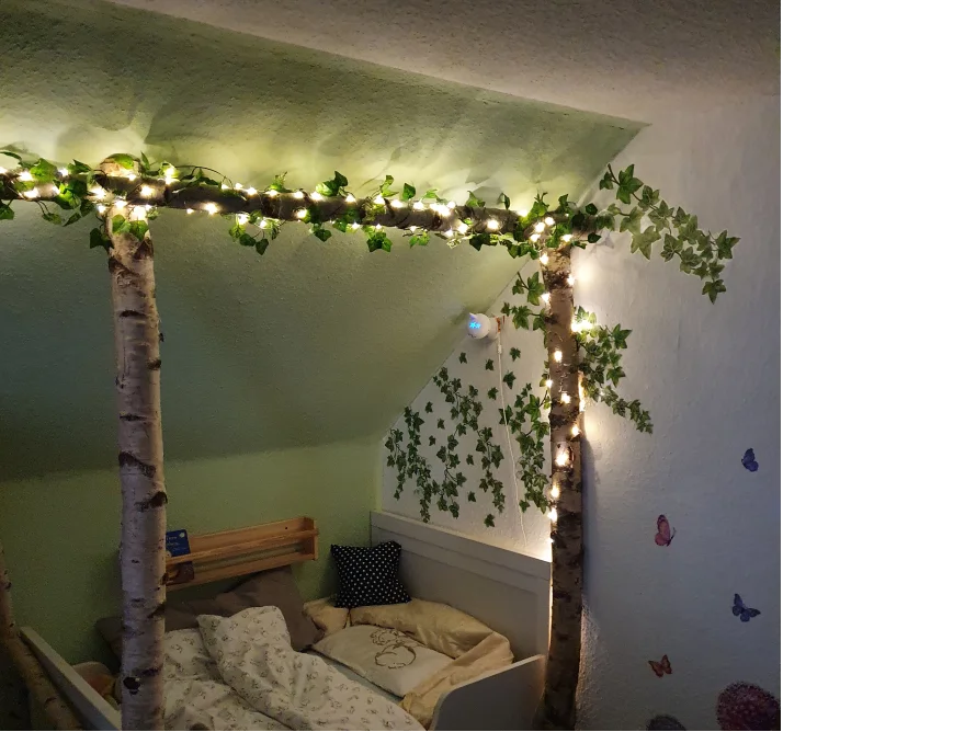 Kinderzimmer mit Birkenstamm-Deko