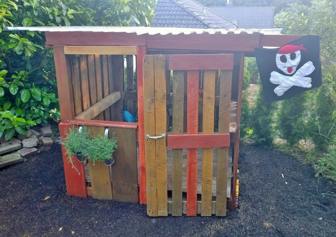 Kinderspielhaus aus Paletten