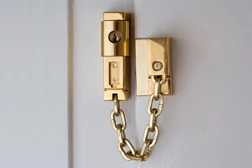 Goldene Türkette an einer weißen Tür