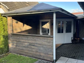 Gartenhaus aus Holz mit Theke
