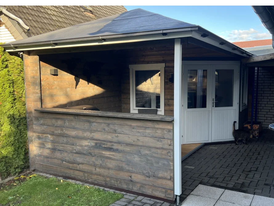 Gartenhaus aus Holz mit Theke