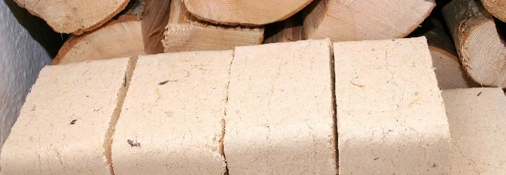 Holzbriketts und Brennholz