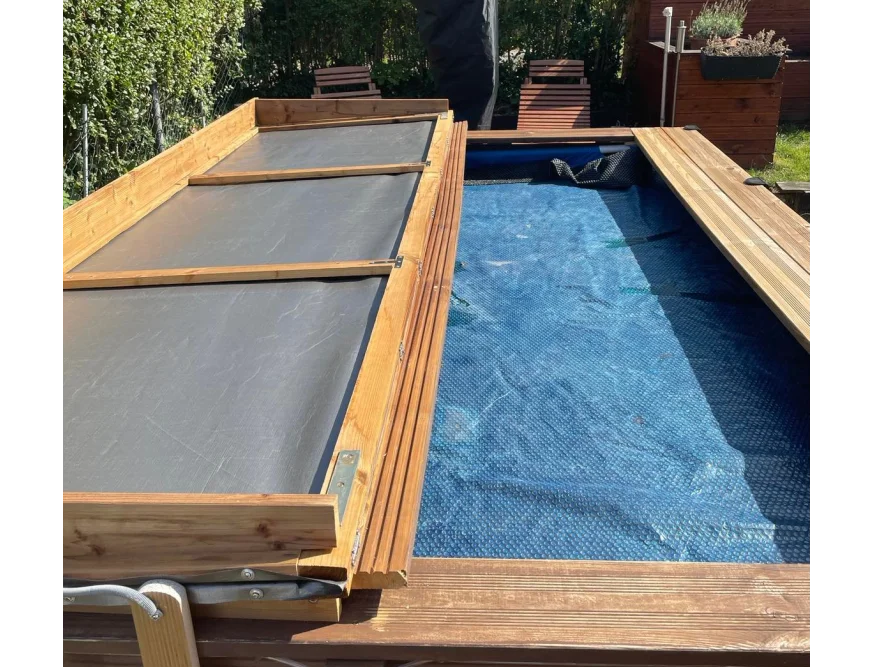 Abgedeckter Gartenpool