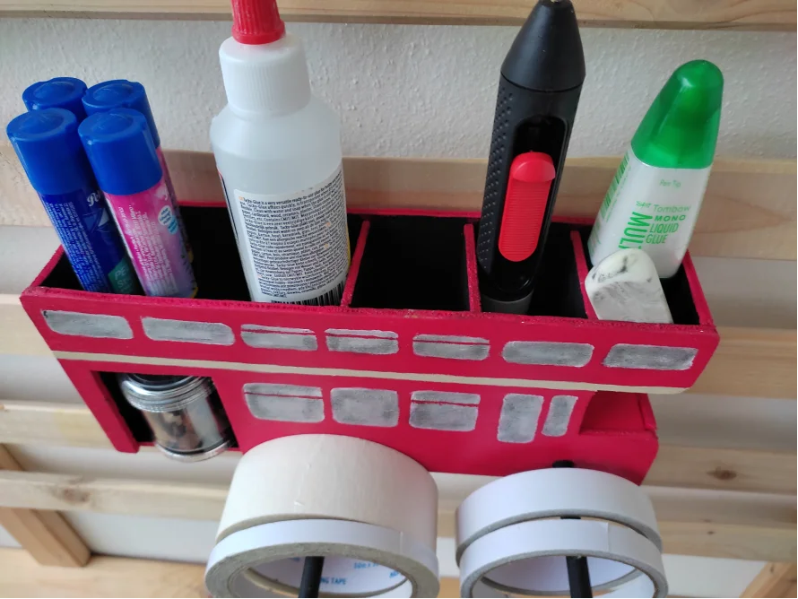 Roter Stiftehalter in Busform
