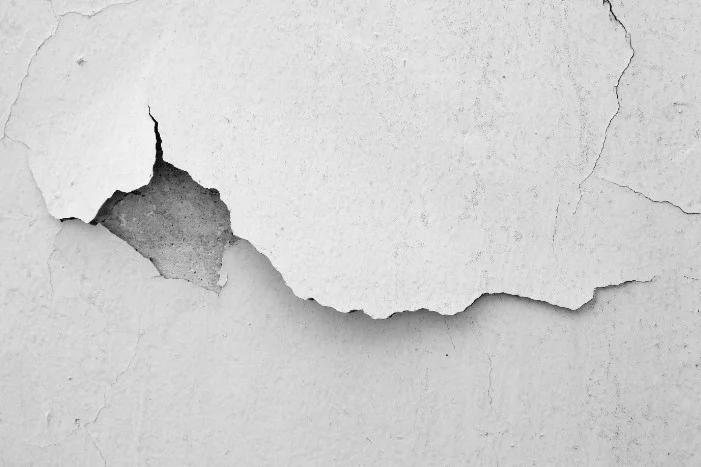 Abblätternde Farbe auf einer Wand
