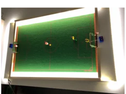 Beleuchteter Tischkicker mit Spielfiguren