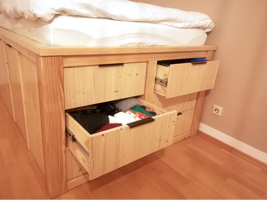 Holzbett mit Schubladen