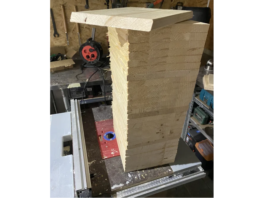 Stapel von Holzbrettern auf einer Werkbank