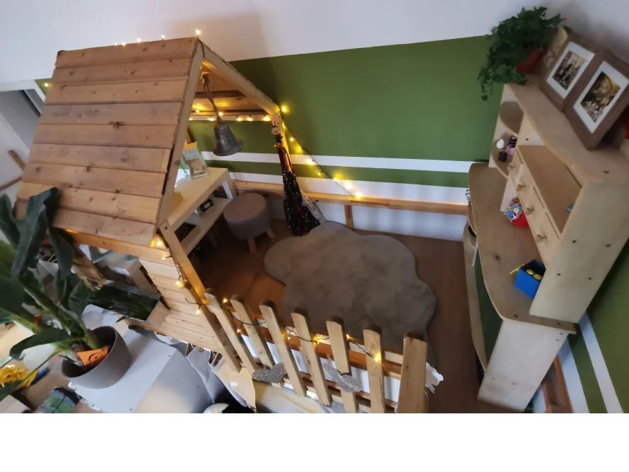 Hölzernes Spielhaus im Kinderzimmer