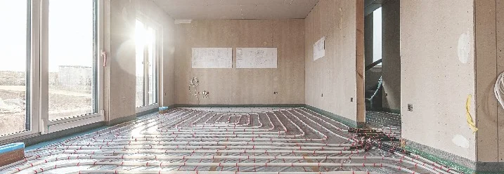 Verlegte Fußbodenheizung in einem Rohbau