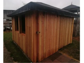 Gartenhaus aus Holz mit einfacher Tür