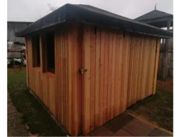 Gartenhaus aus Holz mit einfacher Tür