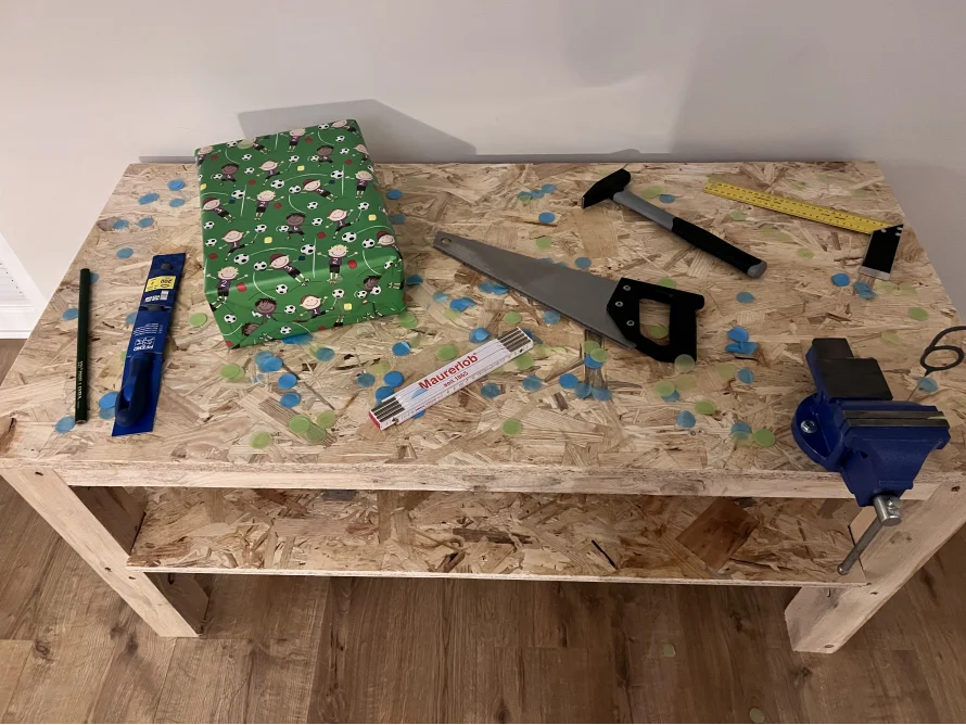 Werkbank mit Werkzeug und Geschenk