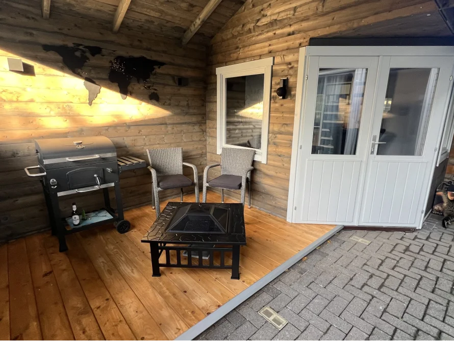 Holzterrasse mit Grill und Feuerschale