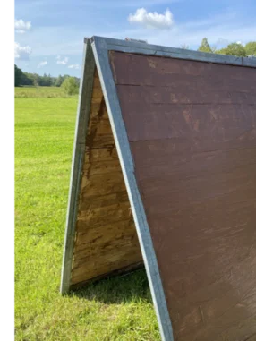 Holzwand auf einer Wiese