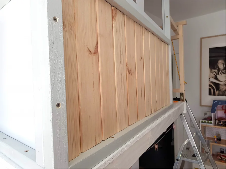 Holzverkleidung an einem Hochbett